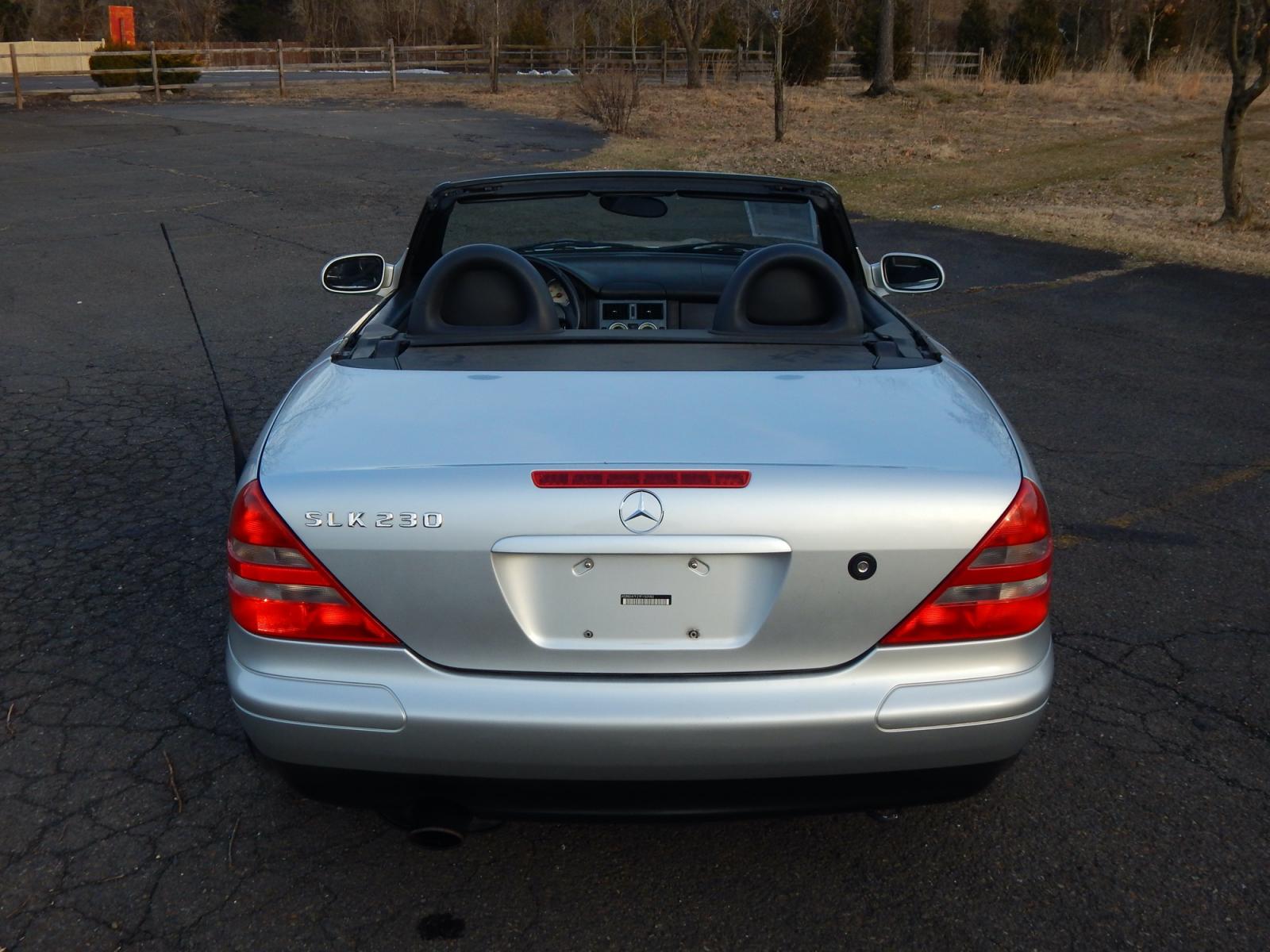 2000 Silver /Black Leather Mercedes-Benz SLK SLK230 (WDBKK47F2YF) with an 2.3L 4 cylinder supercharged engine, Automatic transmission, located at 6528 Lower York Road, New Hope, PA, 18938, (215) 862-9555, 40.358707, -74.977882 - Photo #12